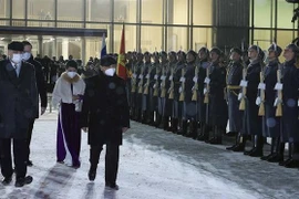 Церемония проводов президента Вьенама Нгуен Суан Фука и его супруги в международном аэропорту Внуково в Москве. (Фото: ВИА) 