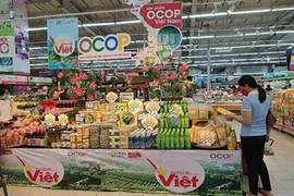 В супермаркете Big C в провинции Донгнай представлены товары, произведенные в рамках программы “Одна община – один продукт” (ОООП). Такие товары будут продавать многие торговые сети во время Тэт (Фото: congthương.com.vn)