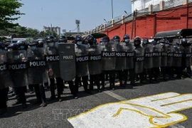 ОМОН Мьянмы развернут для борьбы с протестующими против военной власти в Янгоне, 25 февраля 2021 года. (Фото: AFP / ВИА)
