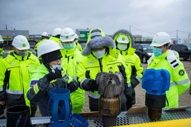 Посол Вьетнама в России осмотрел производство совместного предприятия Rusvietpetro. (Фото: baoquocte.vn)