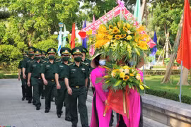 Комитет партии Командования пограничной службы провинции Нгеан провело церемонию подношения цветов в память о президенте Хо Ши Мине в особом национальном историческом памятнике Кимлиен в уезде Намдан. (Источник: https://truyenhinhnghean.vn/)