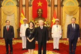 Генеральный секретарь ЦК КПВ , президент СРВ Нгуен Фу Чонг (в первом ряду справа) и посол Испании Мария дель Пилар Мендес Хименес на вручении верительных грамот 22 января (Фото: ВИА)