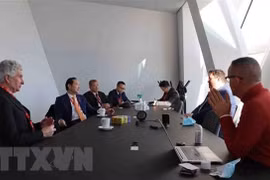 Почетный консул Вьетнама в Бельгии барон Де Гранд Ри (первый слева) на рабочем заседании с посольством Вьетнама в Бельгии в порту Анверс. (Фото: ВИА)