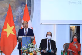 Президент Нгуен Суан Фук выступает с речью на Вьетнамско-швейцарском бизнес-форуме. (Фото: Тхонг Нят/ВИА)