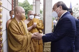 Президент Нгуен Суан Фук (справа) встречается с Верховным Патриархом ордена Дхаммаюттика Никая Самдеком Преа Сангхарич Бур Кри из Камбоджи (Фото: ВИА)