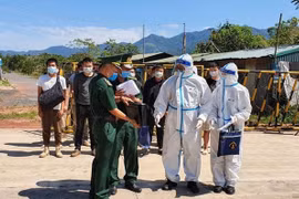  Пограничники передали нелегальных мигрантов уполномоченным силам (Фото: ВИА)