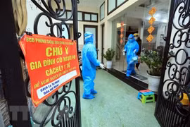 Медицинские работники пришли к пациенту с COVID-19, находящемуся на домашнем лечении в общине Тамхиеп в уезде Тханьчи Ханоя. (Фото: ВИА)