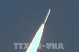 Ракета на твердом топливе Epsilon-5 с NanoDragon и восемью другими небольшими спутниками Японии вылетает в открытый космос. (Фото: ВНА)