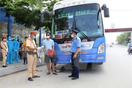 Власти проверяют автобус в городе Ниньбинь, северной провинции Ниньбинь. (Фото: ВИА)