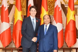 Премьер-министр Нгуен Суан Фук принимает премьер-министра Джастина Трюдо в 2017 году (Фото: ВИА)