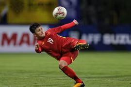Нгуен Куанг Хай забивает первый гол за Вьетнам. (Фото: vnexpress.net)