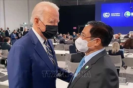 Премьер-министр Фам Минь Тьинь встречается на конференции с президентом США Джо Байденом. (Фото: ВИА)