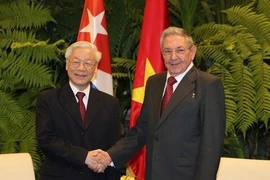 Генеральный секретарь КПВ, президент СРВ Нгуен Фу Чонг (слева) и первый секретарь ЦК КПК Рауль Кастро Рус (Фото из архива: ВИА)