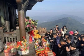 Люди возносят благовония в пагоде Донг в провинции Куангнинь. (Фото: ВИА) 