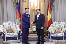 Премьер-министр Фам Минь Тьинь (справа) встречается со своим камбоджийским коллегой Самдехом Моха Борвором Типадеем Хун Манетом по случаю саммита АСЕАН - Совета сотрудничества стран Персидского залива (АСЕАН - ССЗ) в Саудовской Аравии 20 октября 2023 года