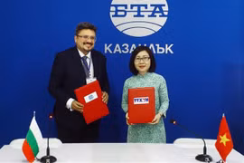 Заместитель генерального директора ВИА Доан Тхи Тует Ньюнг и генеральный директор БТА Кирил Вальчев подписали соглашение о сотрудничестве по профессиональному обмену. (Фото: ВИА)