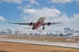 Самолет Vietjet вылетает из международного аэропорта Таншоннят. (Фото предоставлено Vietjet)