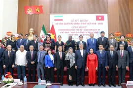 Делегаты сделали фото в честь 50-летия установления дипломатических отношений между Вьетнамом и Ираном. (Фото: ВИА)