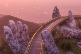 Волшебная красота Золотого моста в лучах восходящего солнца. Автор: Чан Туан Вьет 