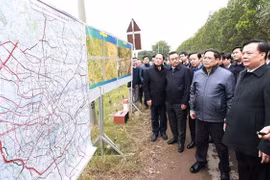 Премьер-министр Фам Минь Тьинь проверяет строительную площадку в пригороде Хоай Дык (Фото: ВИА) 