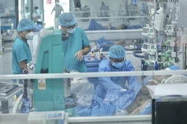 Врачи лечат тяжелых пациентов с COVID-19. (Фото ВИА)
