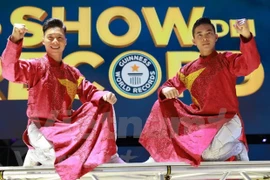 Артисты цирка Жанг Куок Ко и Жанг Куок Нгиеп (Фото: Нго Чан Хай Ан/Vietnam+)