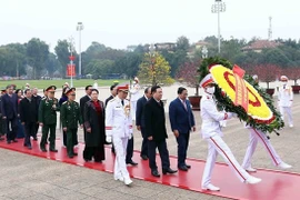 Лидеры отдают дань уважения президенту Хо Ши Мину по случаю Тэт. (Фото: ВИА)