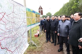 Премьер-министр Фам Минь Тьинь проверяет строительную площадку в пригороде Хоай Дык (Фото: ВИА) 