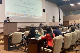 Постоянный заместитель директора Верховной народной прокуратуры Нгуен Хи Тиен выступил на конференции с лекцией «Государство, общество и право в борьбе с коррупцией и экономическими преступлениями, позиции во Вьетнаме». (Фото: ВИА)