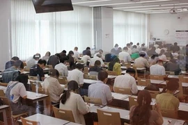 Кандидаты принимают участие в экзамене на знание вьетнамского языка 18 июня. (Фото: ВИA) 