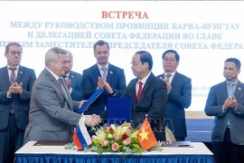 Подписаны рабочие протоколы между руководителями двух провинций. (Фото: Доан Мань Зыонг/ВИА)