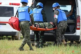 Военные медики быстро оказали помощь раненым инженерам, выполнившим задачу по обезвреживанию мин и взрывчатых веществ в лагере беженцев. (Фото: Опубликовано ВИА)