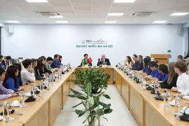 Заместитель Председателя Правительства Российской Федерации посещает и общается с преподавателями и студентами Ханойского национального университета в Хоалак. (Фото: ВИА)