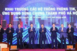 Председатель городского народного комитета. Hanoi Чан Ши Тхань и другие делегаты открыли информационные системы и общие приложения для управления и администрации города. (Фото: ВИА)