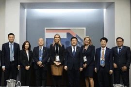 Вьетнамские официальные лица и представители Walmart на групповом фото. (Фото: Министерство промышленности и торговли)