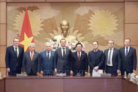 Председатель НС Выонг Динь Хюэ (четвертый справа) фотографируется с российскими делегатами на приеме (Фото: ВИА) 