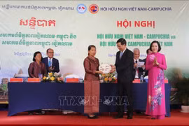 Секретарь партийного комитета, председатель Народного совета Тайнинь Нгуен Тхань Там вручает подарок председателю Ассоциации камбоджийско-вьетнамской дружбы Самдеч Мен Сам Ан (Фото: ВИA)