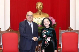 Член Политбюро, постоянный секретарь Секретариата, председатель Организационного комитета ЦК КПВ Чыонг Тхи Май приняла Луиса Антонио Торреса Ирибара, члена ЦК партии, первого секретаря Горкома КПК Гаваны (Куба) по случаю ее рабочего визита во Вьетнам. (Фо
