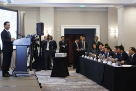 Президент Во Ван Тхыонг принял участие и выступил с речью на круглом столе, объединяющем вьетнамские и американские предприятия и населенные пункты в Сан-Франциско во второй половине дня 15 ноября. (Фото: ВИA)