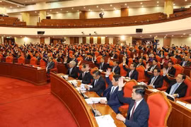 Делегаты голосованием утвердили программу 8-го Пленума ЦК КПВ 13-го созыва. (Фото: Чи Зунг/ВИА)