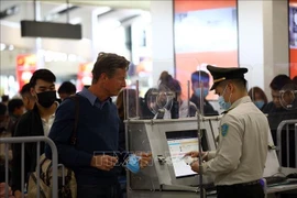 Иностранные пассажиры проходят процедуру въезда в аэропорту Нойбай. (Фото: Хи Хунг/ВИА)