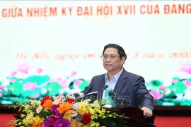 Премьер-министр Фам Минь Тьинь председательствовал на рабочем совещании между Постоянными членами кабинета правительства и Постоянным советом Ханойского комитета Партии по ситуации в социально-экономическом развитии. (Фото: Зыонг Жанг/ВИА)