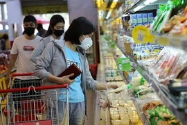 За первые семь месяцев 2023 года общий объем розничных продаж потребительских товаров и услуг в текущих ценах оценивался в 3,529 квадриллиона донгов, что на 10,4% больше, чем за аналогичный период прошлого года. (Фото: ВИА)