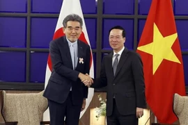 Президент Во Ван Тхыонг (справа) принимает профессора Очи Мицуо, президента университета Хиросимы и члена японо-вьетнамской ассоциации специалистов в городе Фукуока 30 ноября. (Фото: ВИA)