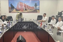 Посол Вьетнама в Кубе Ле Тхань Тунг провел рабочую встречу с руководителями провинции Сантьяго-де-Куба. (Фото: ВИА)