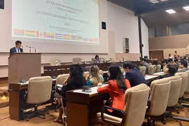 Постоянный заместитель директора Верховной народной прокуратуры Нгуен Хи Тиен выступил на конференции с лекцией «Государство, общество и право в борьбе с коррупцией и экономическими преступлениями, позиции во Вьетнаме». (Фото: ВИА)