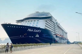 Круизный лайнер Mein Schiff 5 под флагом Мальты пришвартовался в международном порту Халонг в северной провинции Куангнинь 26 марта (Фото: ВИА)