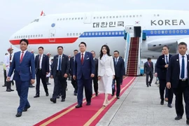 Президент Республики Корея (РК) Юн Сок Ёль и его супруга Ким Кеон Хи прибывают в Ханой (Фото: ВИА)