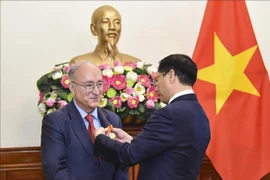 Министр Буй Тхань Шон наградил доктора Камбиза Гавами Орденом Дружбы. (Фото: ВИА)