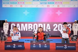 Тяжелоатлет Данг Тхи Линь Фыонг (в центре) на 12-х Паралимпийских играх АСЕАН. (Фото: ВИА)
